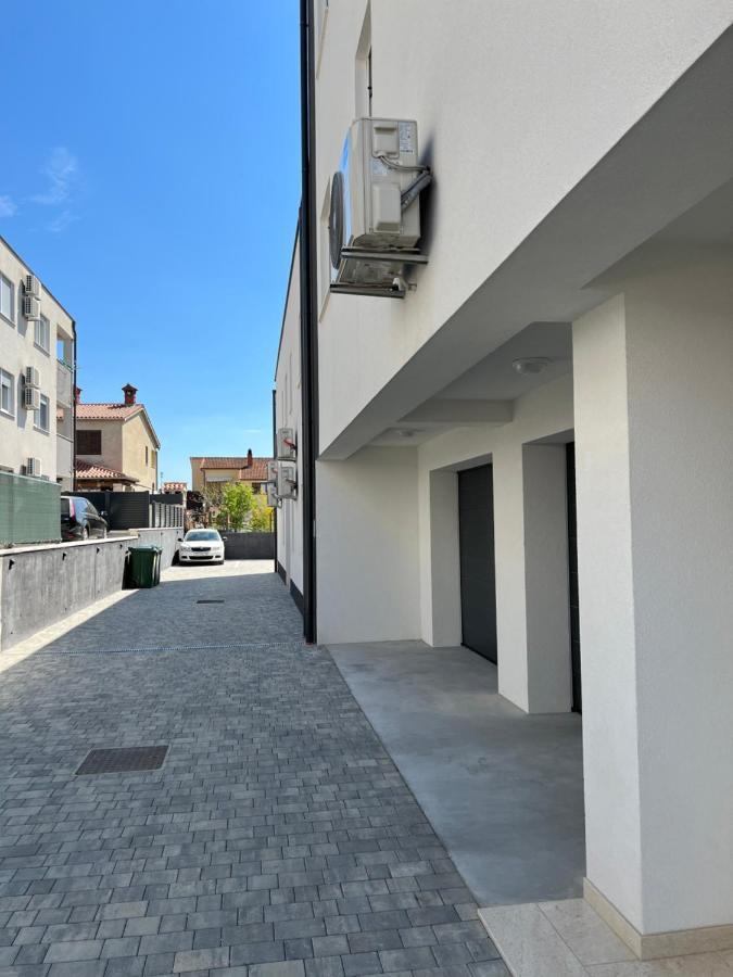 Apartment Sunrise With Private Parking Pola Esterno foto