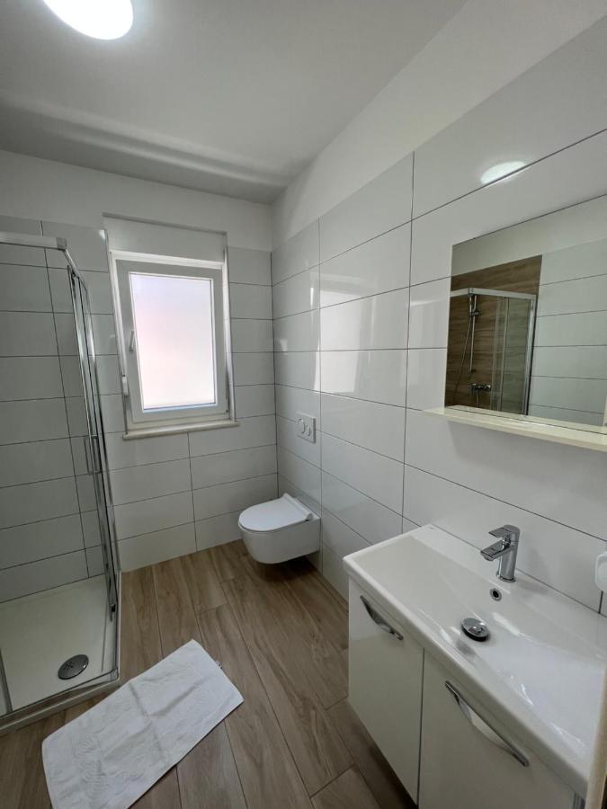 Apartment Sunrise With Private Parking Pola Esterno foto