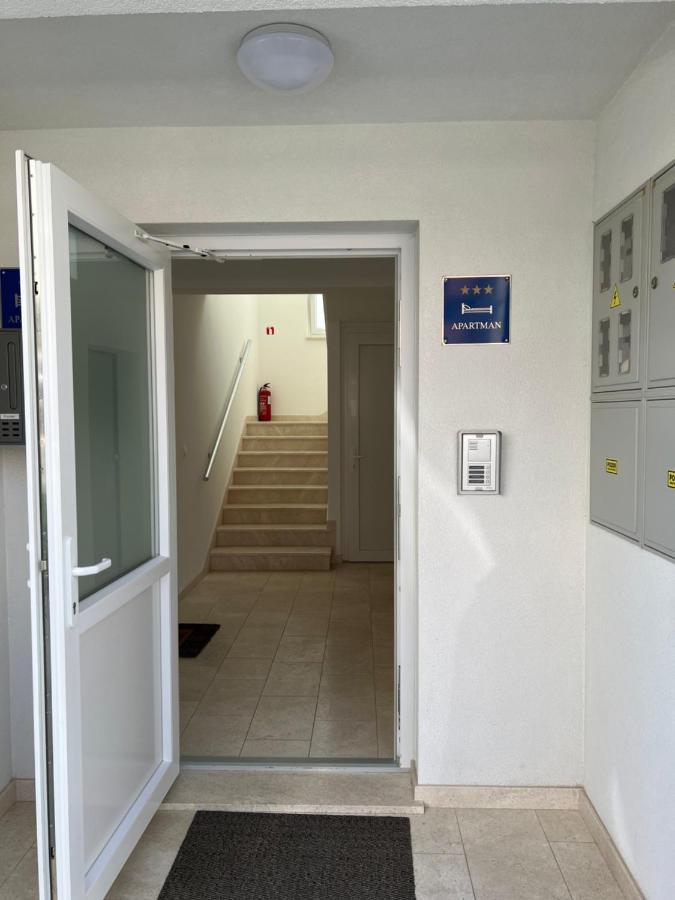 Apartment Sunrise With Private Parking Pola Esterno foto