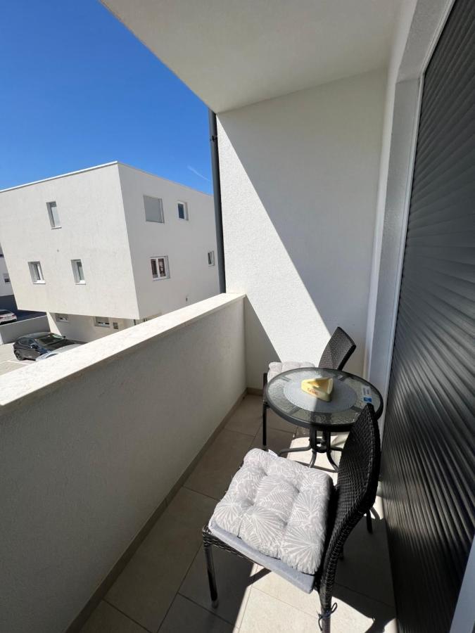 Apartment Sunrise With Private Parking Pola Esterno foto